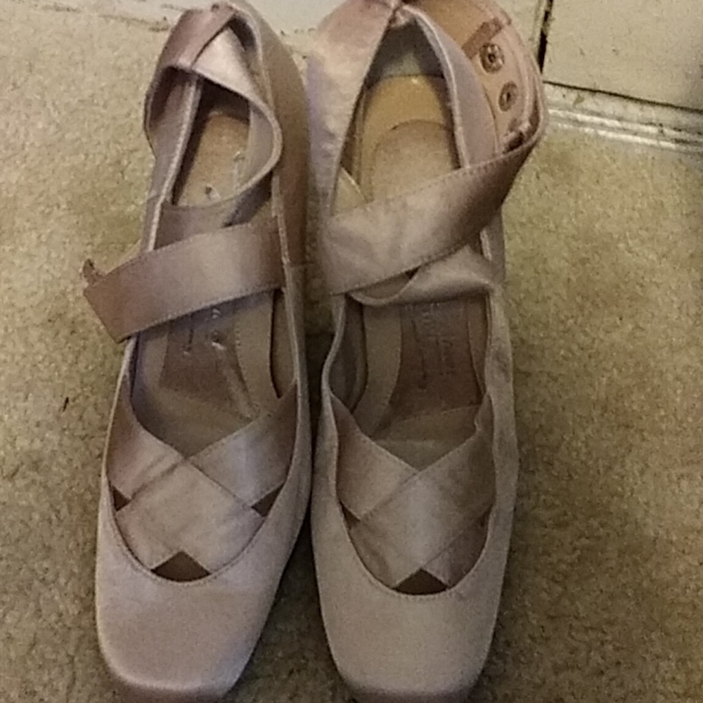 **Newport News** NEW heels